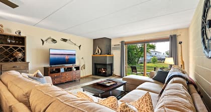 Perfect location! Steps from marina and downtown area!