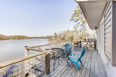 Beautiful Lakehouse conveniently situated close to hwy 280