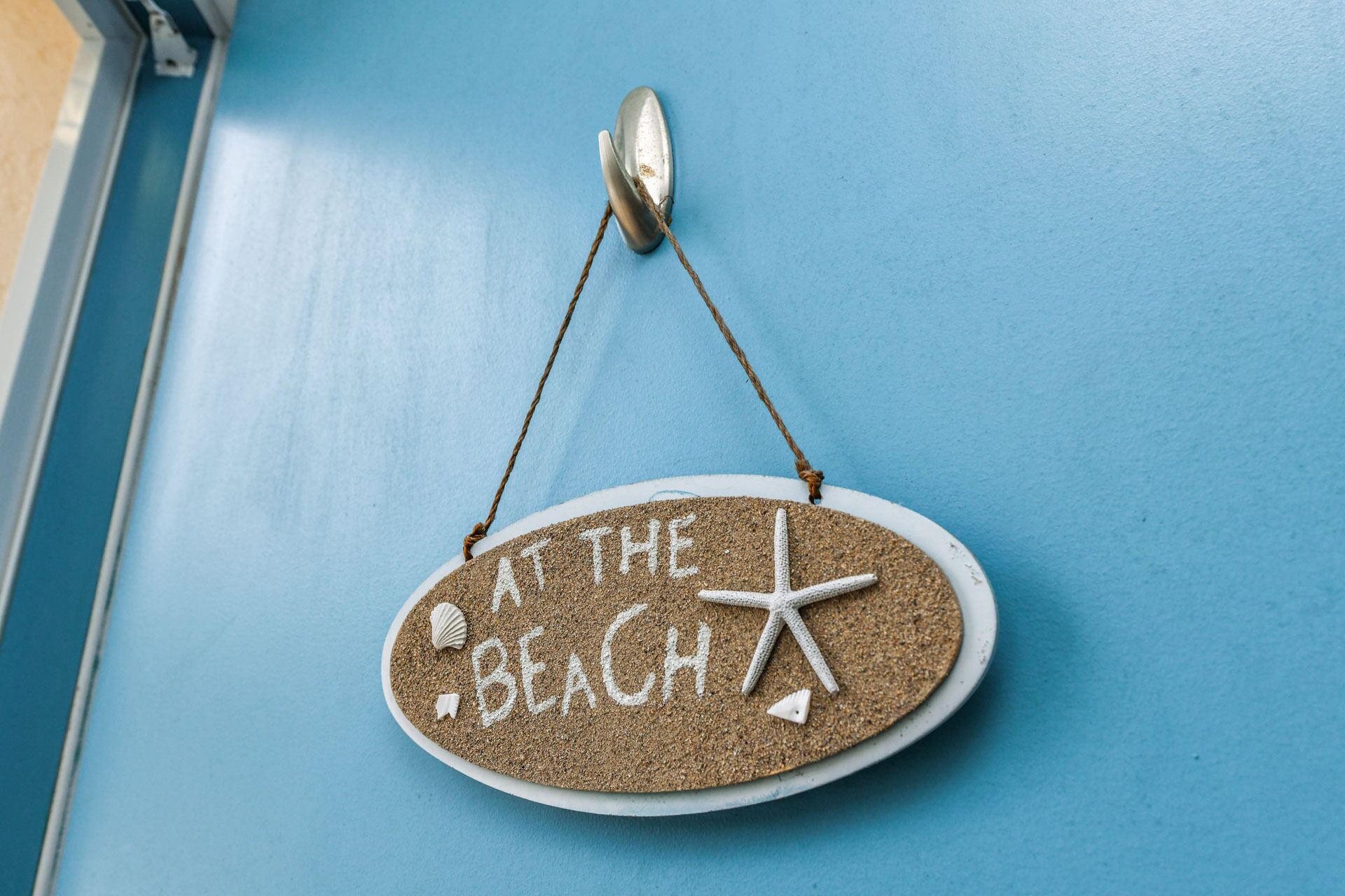 Un letrero con el texto 'En la playa' y una decoración de estrella de mar.