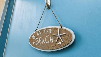 Un letrero con el texto 'En la playa' y una decoración de estrella de mar.