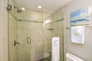 Articles de toilette gratuits, sèche-cheveux, serviettes fournies