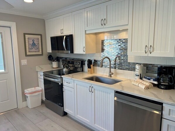 Kühlschrank, Mikrowelle, Ofen, Herdplatte