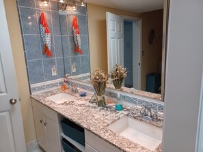 Combined shower/bathtub, hair dryer, towels - Oceanfront Diver's paradise! First Floor Ocean Front Condo. Great Location! (WEST BAY)