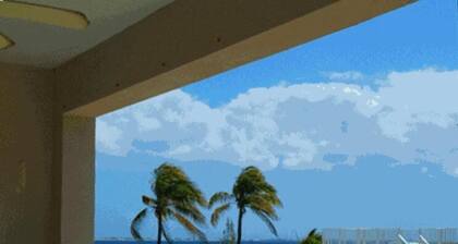 Ensimmäisen kerroksen huoneisto Bonnie's Arch Condos -hotellissa. Upea sijainti!