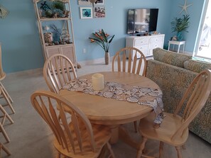 Dining - Oceanfront Diver's paradise! First Floor Ocean Front Condo. Great Location! (WEST BAY)