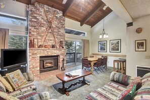 Télévision, cheminée, baby-foot