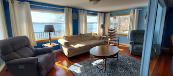 Lake cottage with a great view. Sylvan Cellars is 10 minutes away.