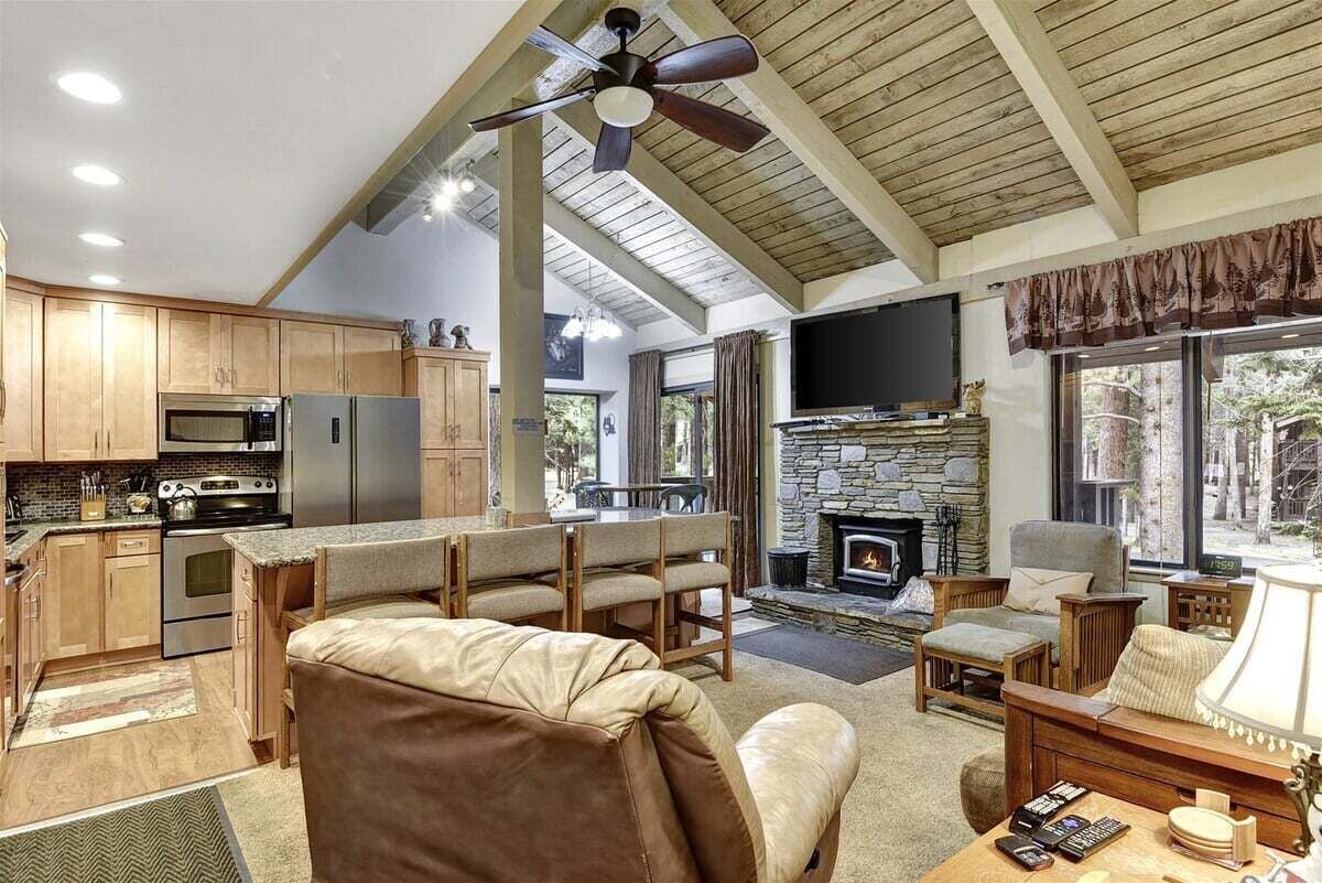 Televisión y chimenea 