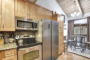 Batterie de cuisine, vaisselle et ustensiles