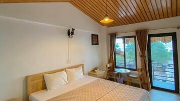 Dobbelt- eller tomannsrom – deluxe, balkong | Safe på rommet, lydisolert, strykejern/-brett og wi-fi (inkludert)