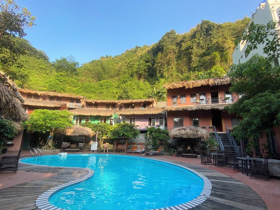 Una piscina al aire libre