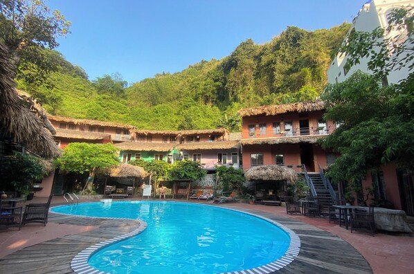 Una piscina al aire libre