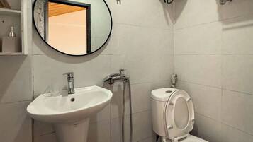 Douche, bidet, serviettes fournies