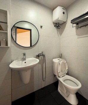 Shower, bidet, towels