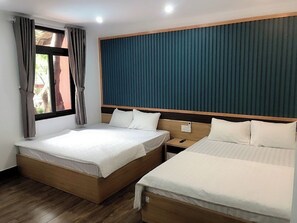 Phòng dành cho gia đình, quang cảnh hồ bơi | Két bảo mật tại phòng, phòng cách âm, bàn ủi/dụng cụ ủi quần áo 