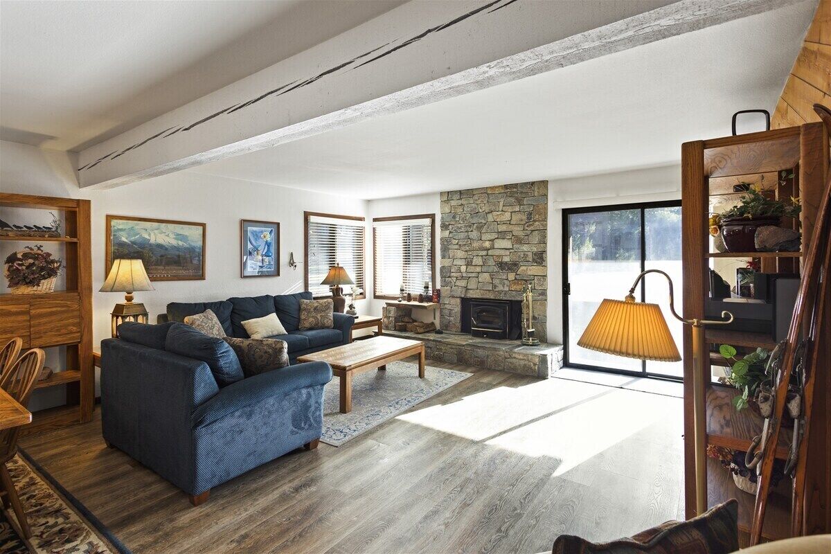 Fernseher, Kamin, Stereoanlage