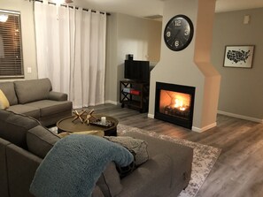 スマートテレビ、暖炉、書庫