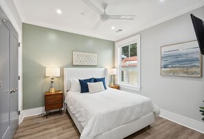 2 dormitorios, escritorio, tabla de planchar con plancha y cuna de viaje