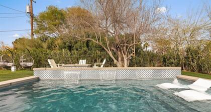 Stylish Retreat with Heated Pool with Jets, Outdoor Kitchen, BBQ & Putting Green