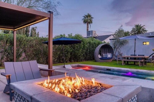 Stylish Retreat: Heated Pool w/ Jets, Putting Green & Outdoor Kitchen