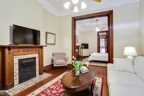 3 chambres, bureau, fer et planche à repasser, lit parapluie