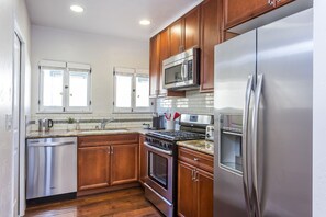 Fridge, microwave, oven, stovetop - West Hollywood / Carthay Circle 2 Bed 2 Bath + Yard, Designer Furnished (Los Angeles)