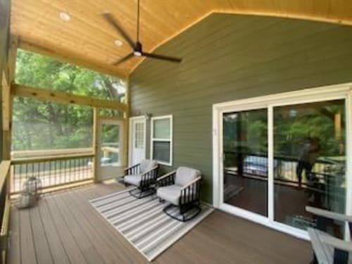 Chimney Rock Mountain Hideaway, Awesome View of Rock, sounds of Broad Run River 