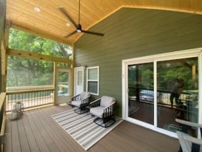 Chimney Rock Mountain Hideaway, Awesome View of Rock, sounds of Broad Run River