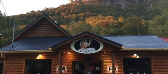 Chimney Rock Mountain Hideaway, Awesome View of Rock, sounds of Broad Run River 