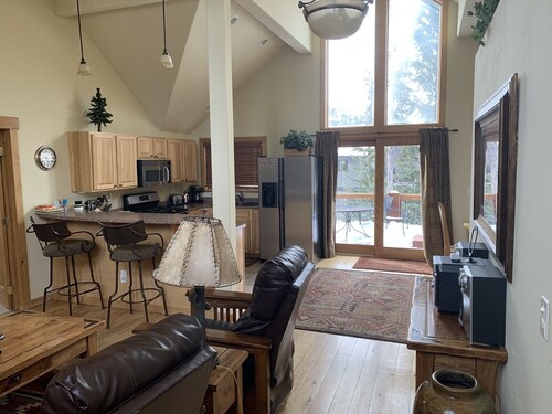 Kevään hiihto huhtikuussa VAIN 250 dollaria / nt 2 BR 2 BA, poreallas, kansi, 1/2 Mi Town / lift!