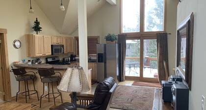 Kevään hiihto huhtikuussa VAIN 250 dollaria / nt 2 BR 2 BA, poreallas, kansi, 1/2 Mi Town / lift!