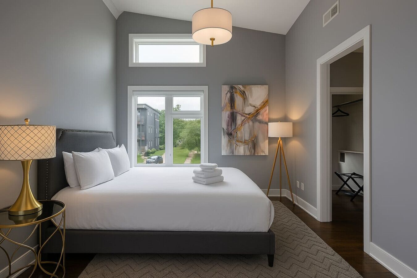 4 chambres, bureau, fer et planche à repasser, lit parapluie