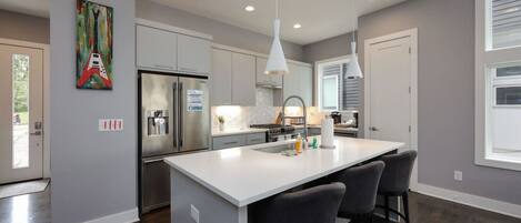 Een koelkast, een magnetron, een oven, een kookplaat