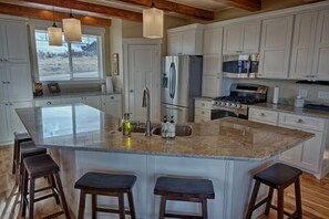 Frigorifero, microonde, piano cottura, lavastoviglie