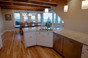 Frigorifero, microonde, piano cottura, lavastoviglie