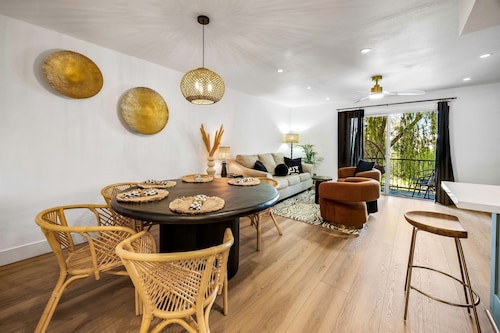 Ultra-Modern Luxe Palm Beach–Inspired Condo | Pool |Girls Getaway