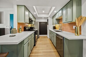 Een koelkast, een magnetron, een oven, een kookplaat