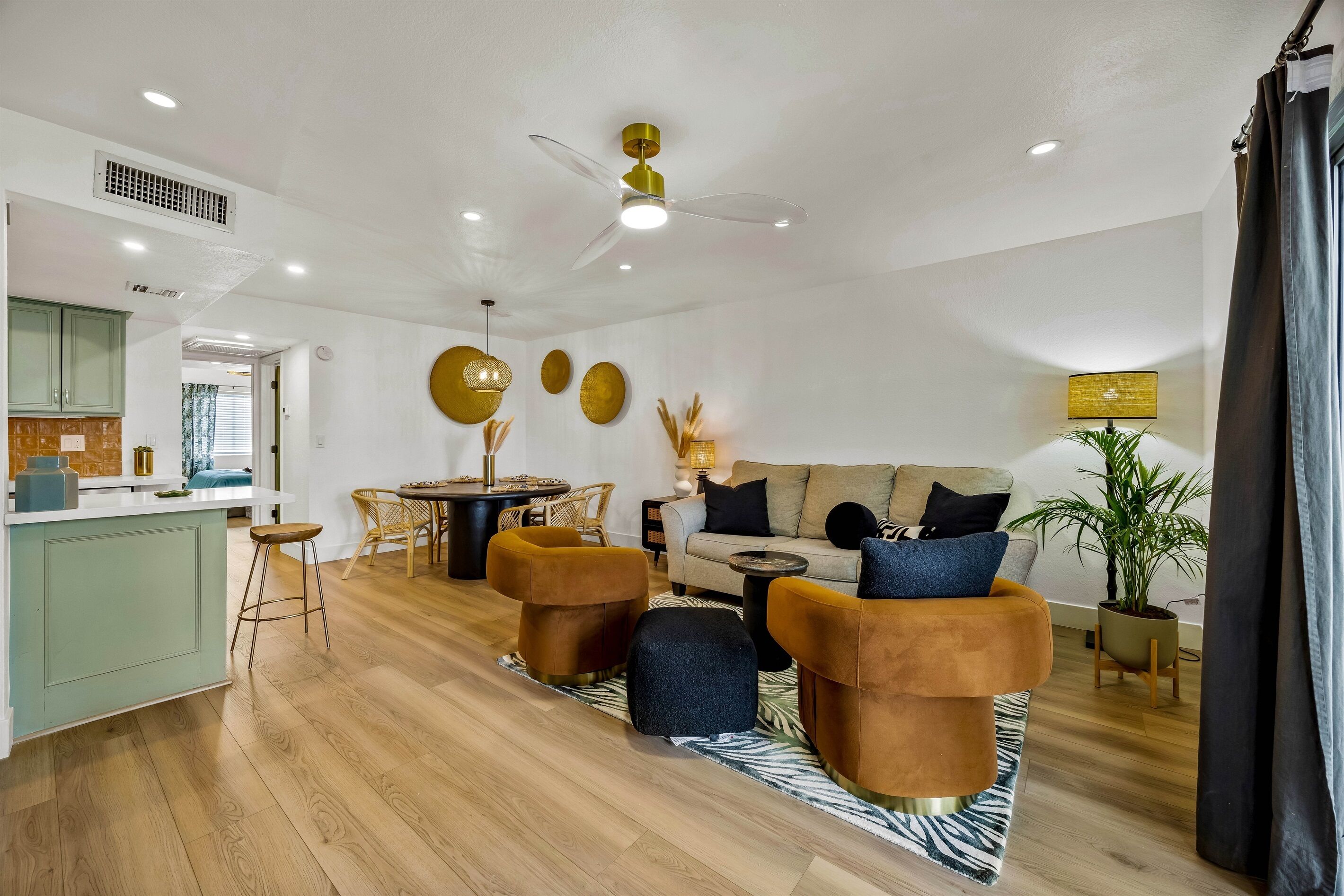 Télévision à écran plat, cheminée, livres