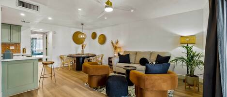 Télévision à écran plat, cheminée, livres