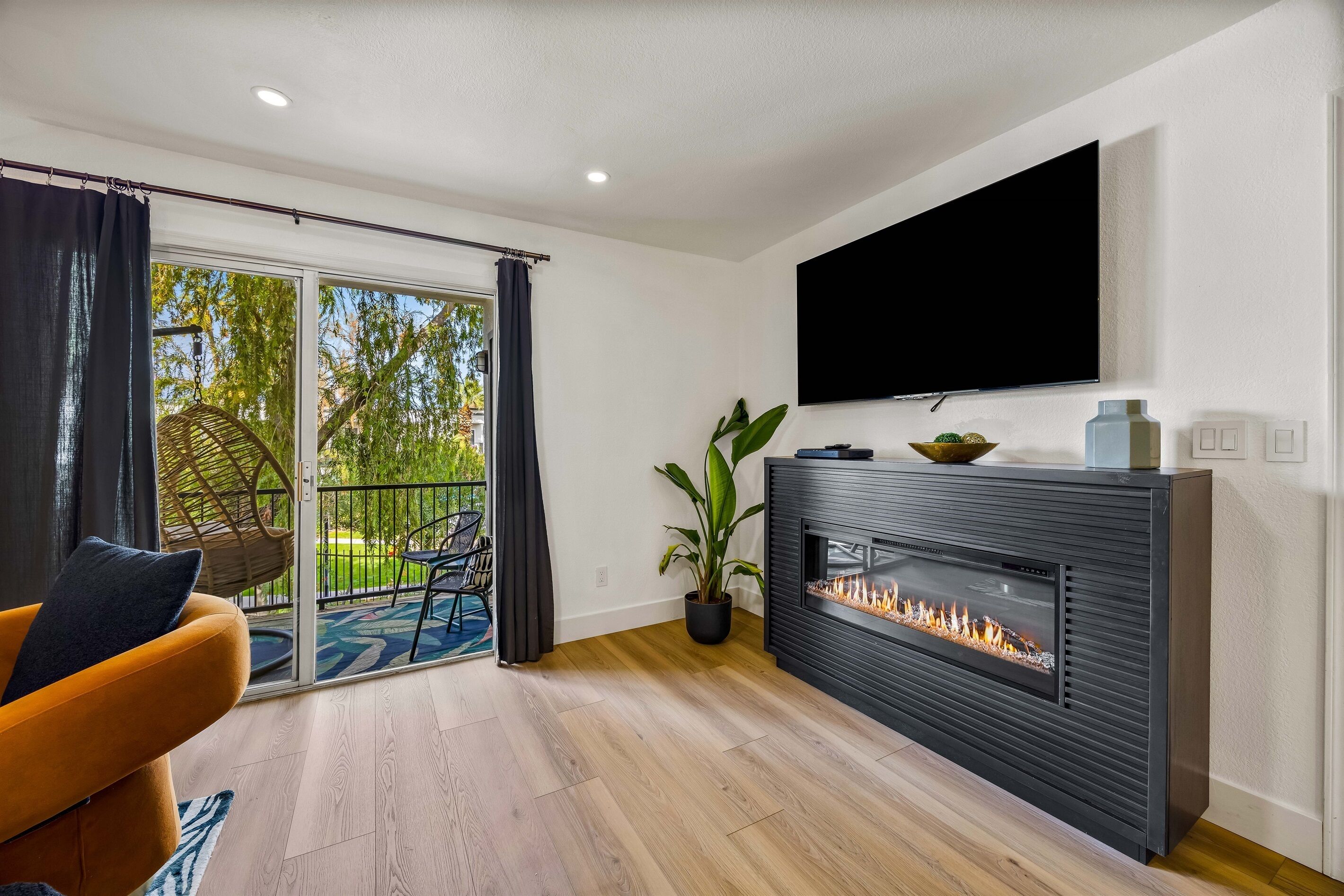 Flat-screen TV, fireplace, books