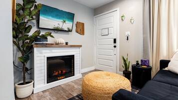 Smart-TV, peis og bøker