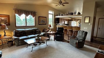 Téléviseur connecté, lecteur de DVD, livres, sélection de films