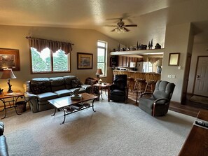 TV connectée, lecteur de DVD, livres, vidéothèque