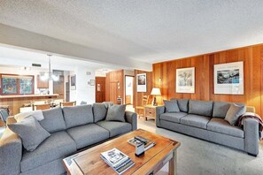 TV, fireplace, stereo - Sunrise 32: Near Mammoth Creek & Snowcreek Golf Co (Mammoth Lakes)