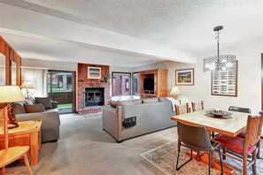 电视、壁炉、立体声音响