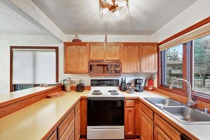 Cookware/dishes/utensils - Sunrise 32: Near Mammoth Creek & Snowcreek Golf Co (Mammoth Lakes)