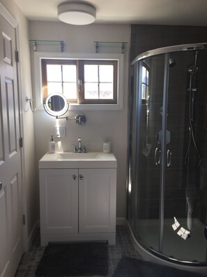 Shower, towels, toilet paper - YOUR LUXURY GETAWAY! Elegant residential suite + dock + covered veranda (Hammondsport)