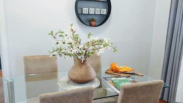 2 Bedroom Cottage | Makan di kamar