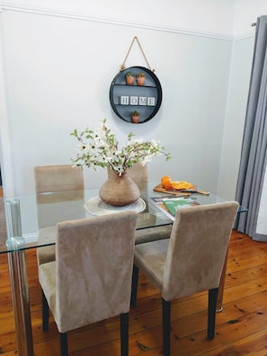 2 Bedroom Cottage | In-room dining - Lake Hume Resort (Lake Hume Village)