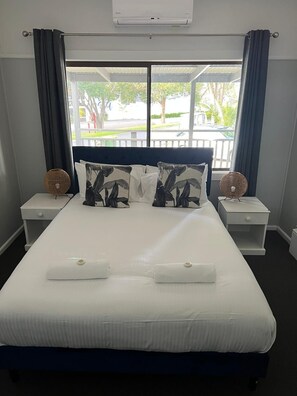 Muebles diferentes, wifi gratis y ropa de cama